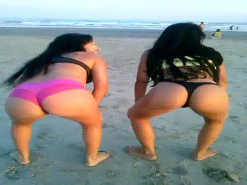 Novinhas rebolando na praia