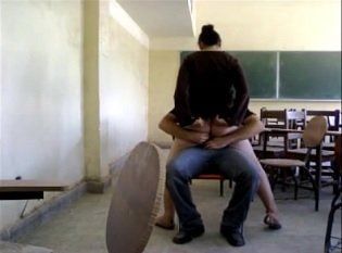 Professores são flagrados por alunos fazendo sexo dentro da sala