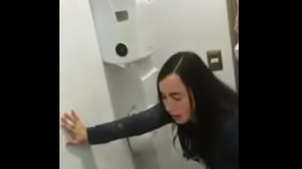 Porno caseiro com vadia dando a buceta no banheiro